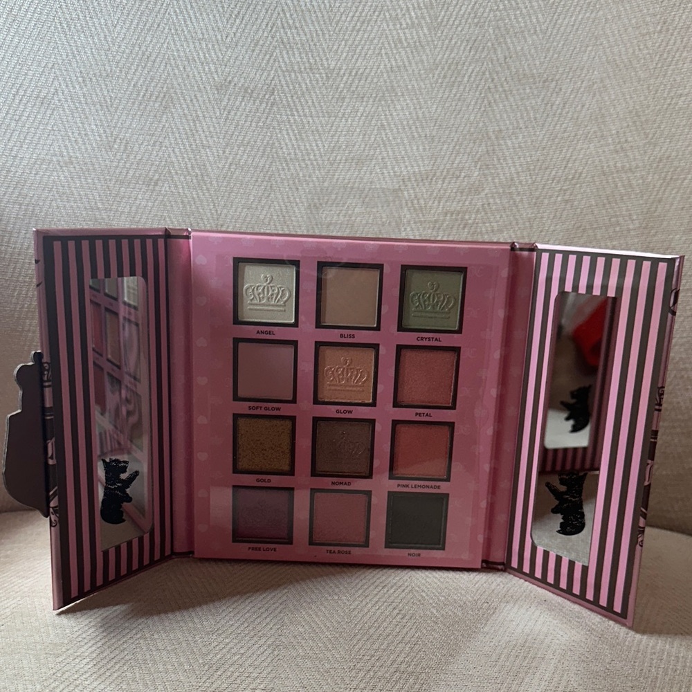 Juicy Couture Multi Color Eyeshadow Palette. NIB - Picture 3 of 14